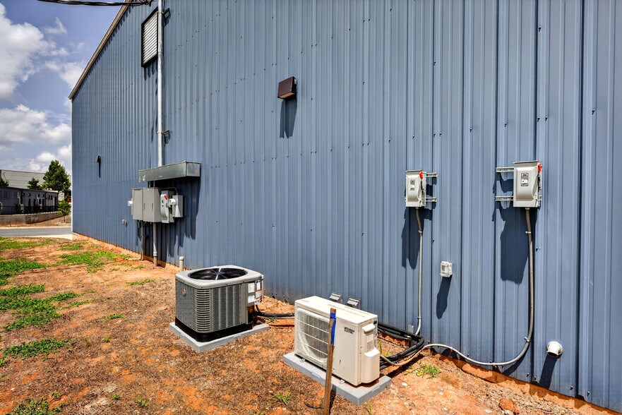 More Photos Of 121 Osage dr, Greenville Warehouse For Sale