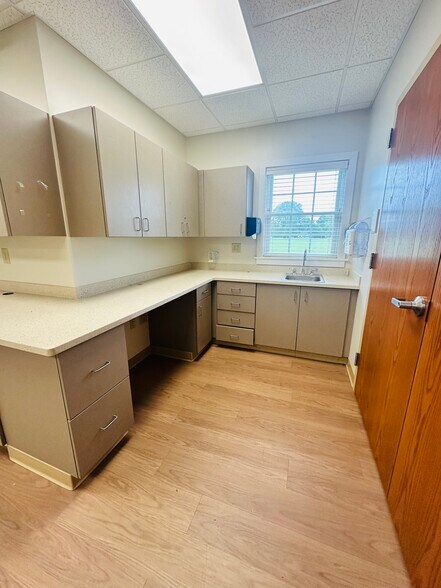 More Photos Of 206 W Main St, New London Medical For Sale