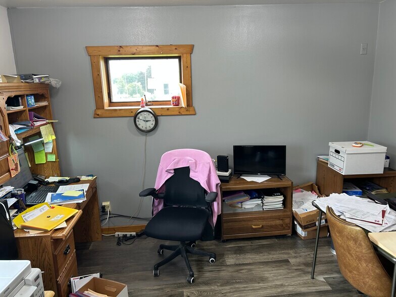 More Photos Of 405 W Barber Ave, Livingston Flex For Sale