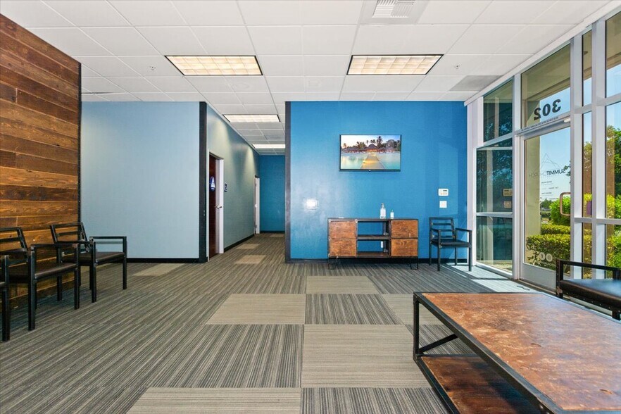 More Photos Of 7970 Cherry Ave, Fontana Showroom For Lease