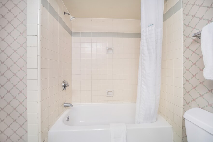 More Photos Of 5250 W El Segundo Blvd, Hawthorne Hotel For Sale