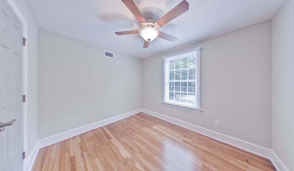 More Photos Of 629 SW 9th St, Gainesville Dormitory For Sale