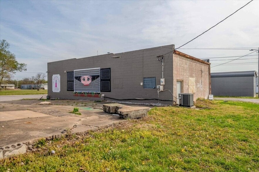 More Photos Of 312 E Cherokee Ave, Nowata Freestanding For Sale