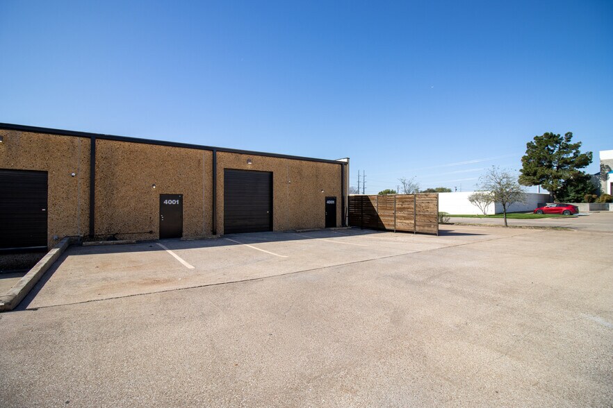 More Photos Of 4001-4009 Lindbergh Dr, Addison Light Manufacturing For Lease