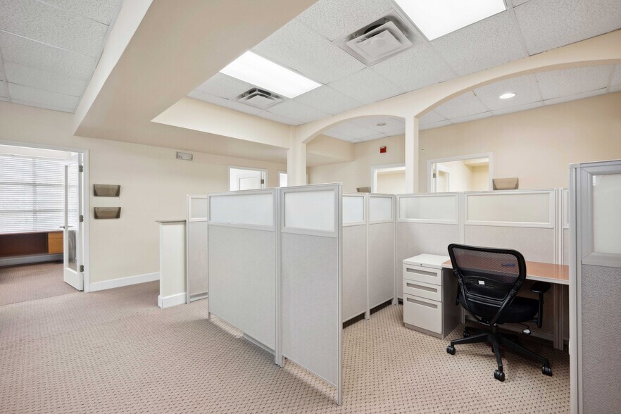 More Photos Of 16238-16242 N Florida Ave, Lutz Office Residential For Lease