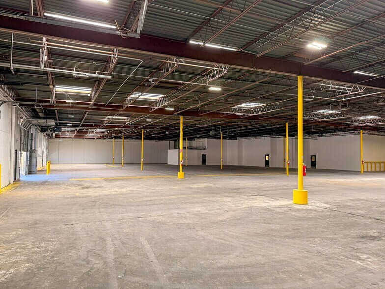 More Photos Of 10841 Pellicano Dr, El Paso Distribution For Lease