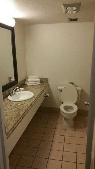 More Photos Of 1605 N University Ave, Lafayette Hotel For Sale