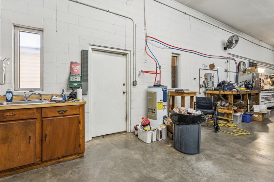 More Photos Of 1222 Hardin Rd, Dallas Flex For Lease