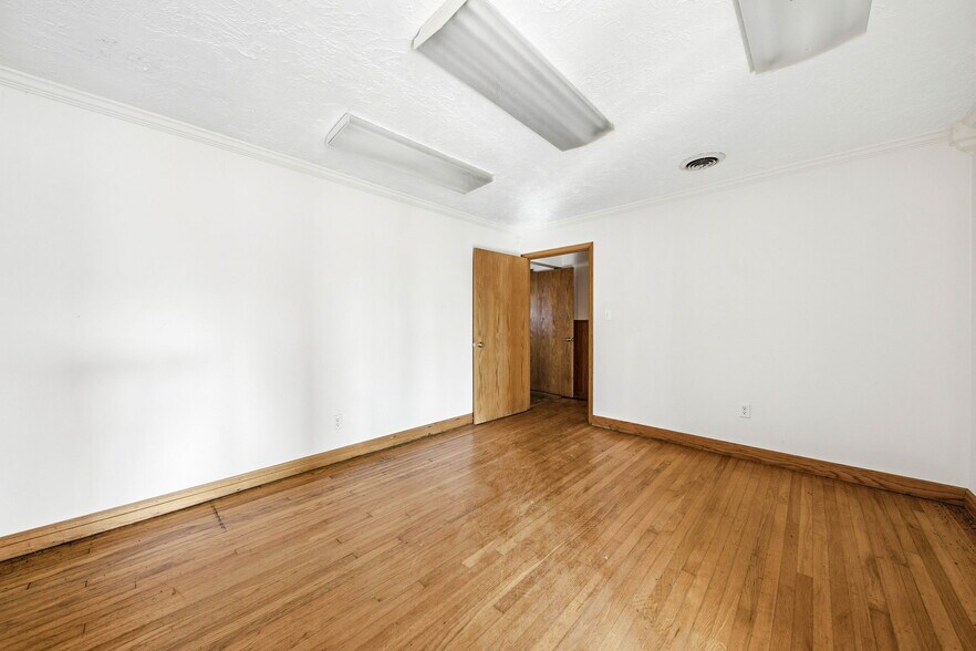 More Photos Of 803 E Broadway Blvd, Jefferson City Warehouse For Sale