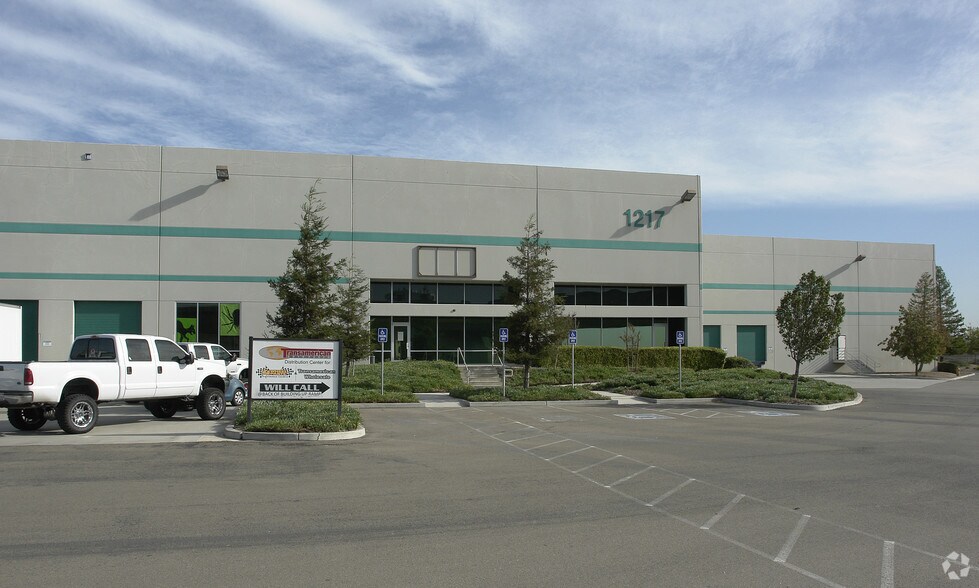 More Photos Of 1205-1217 Moffat Blvd, Manteca Distribution For Lease