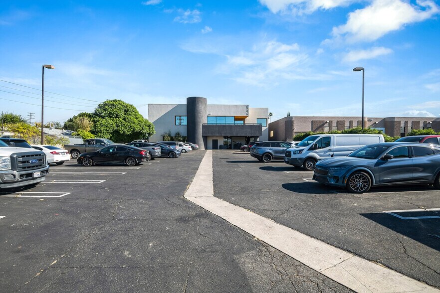 More Photos Of 6746 Valjean Ave, Van Nuys Loft Creative Space For Lease