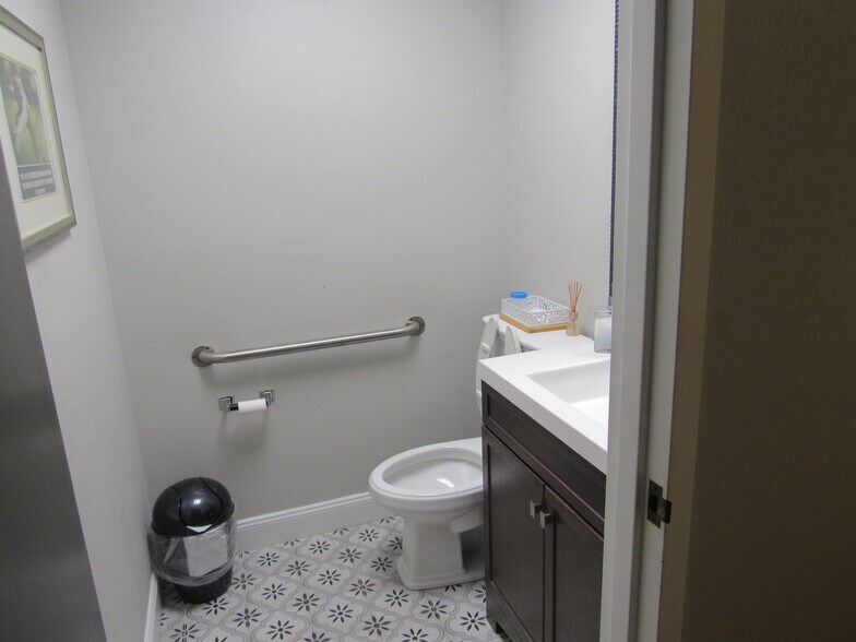 More Photos Of 595 W Granada Blvd, Ormond Beach Medical For Sale