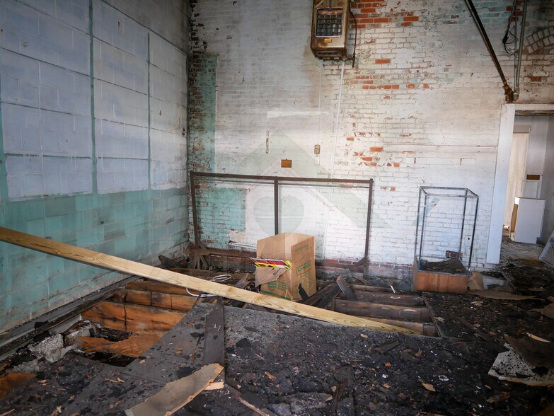 More Photos Of 112 S Anderson St, Elwood Storefront Retail Office For Lease