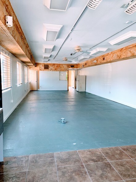 More Photos Of 1317-1319 Edgewater Dr, Orlando Storefront For Lease