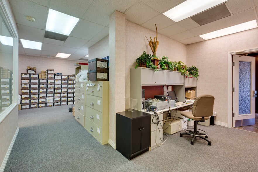 More Photos Of 844 E Sahara Ave, Las Vegas Loft Creative Space For Lease