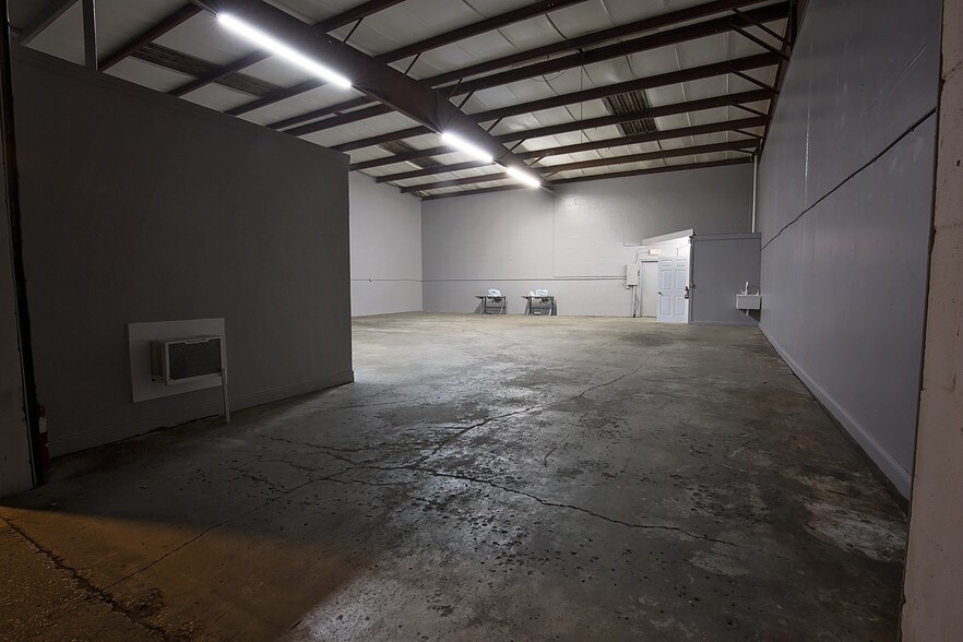 More Photos Of 1010 Park Ct, Safety Harbor Warehouse For Lease