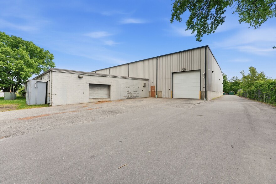 More Photos Of 95 Fisk Ave, Springfield Warehouse For Lease