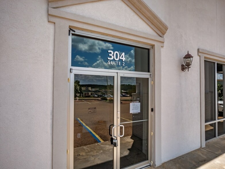 More Photos Of 304 Heritage Dr, Oxford General Retail For Sale