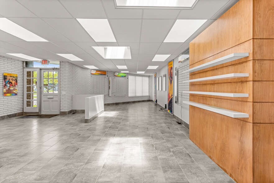 More Photos Of 18120 Mack Ave, Grosse Pointe Storefront Retail Office For Sale
