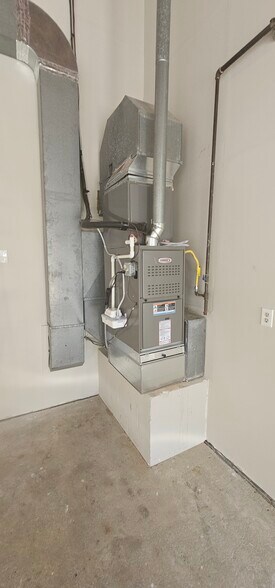 More Photos Of 711 N Main St, Pleasantville General Retail For Lease