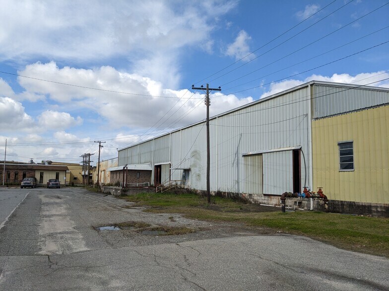 More Photos Of 314 N Maple St, Adel Manufacturing For Sale