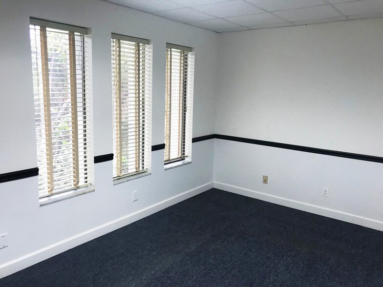 More Photos Of 2491-2499 Palm Ridge Rd, Sanibel Storefront Retail Office For Lease