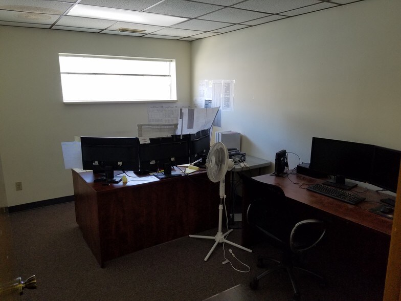 More Photos Of 219 E Schwartz St, Salem Office For Lease