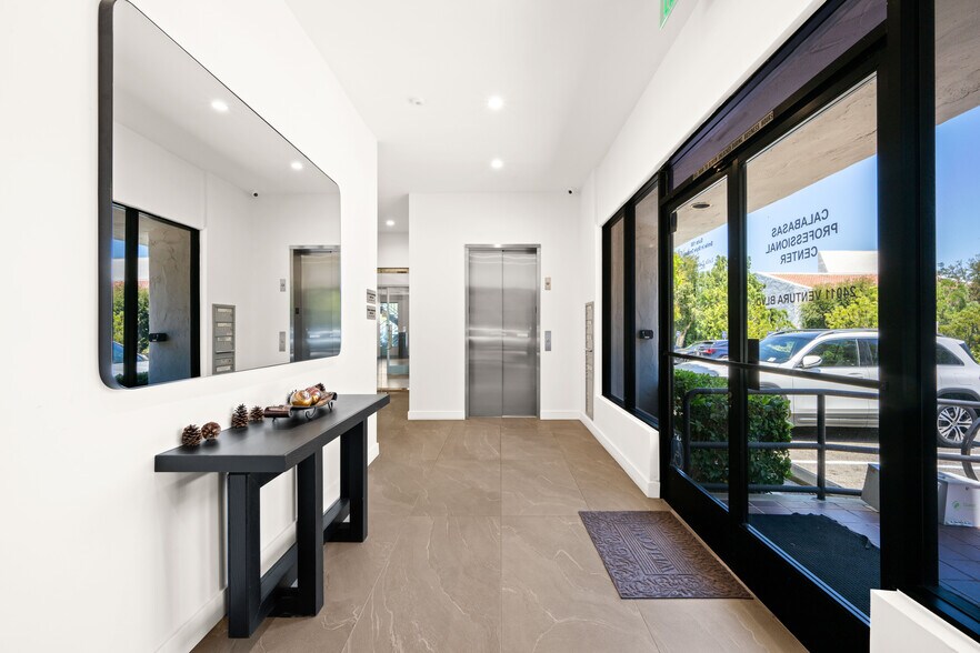 More Photos Of 24011 Ventura Blvd, Calabasas Medical For Lease