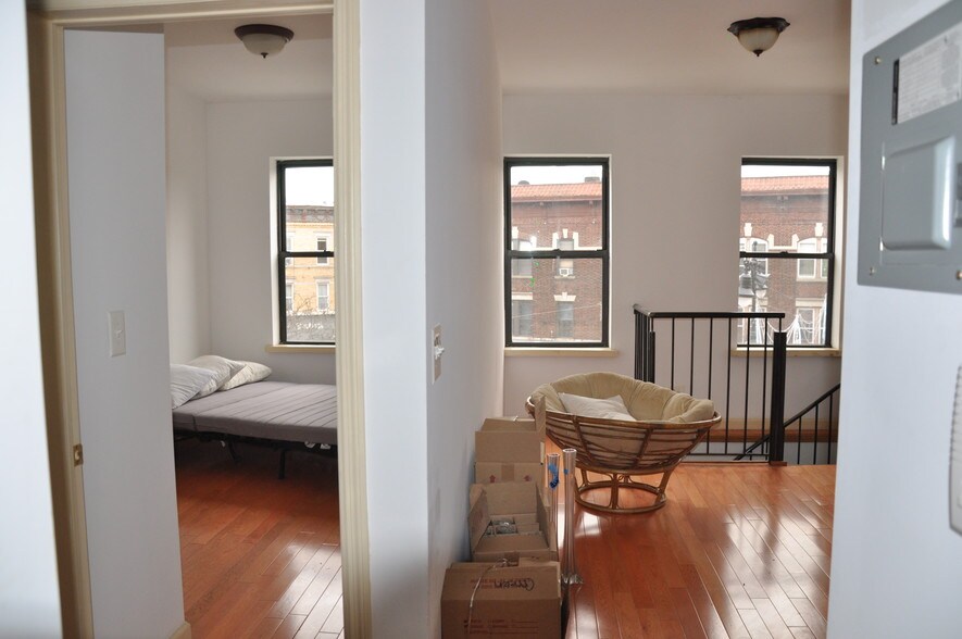 More Photos Of 5909 71st Ave, Ridgewood Restaurant For Lease