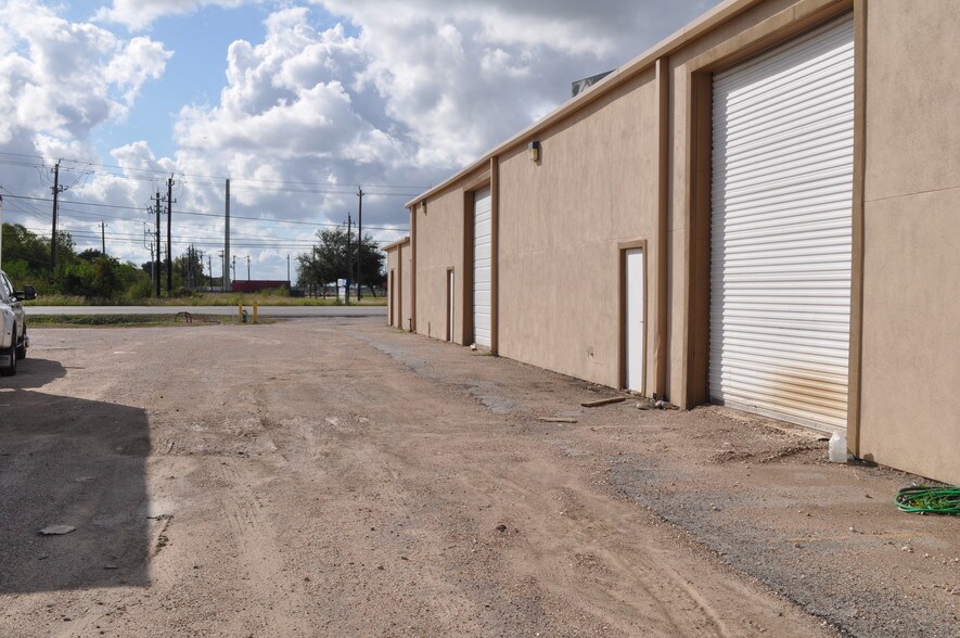 More Photos Of 3221 S Main St, Pearland Freestanding For Sale