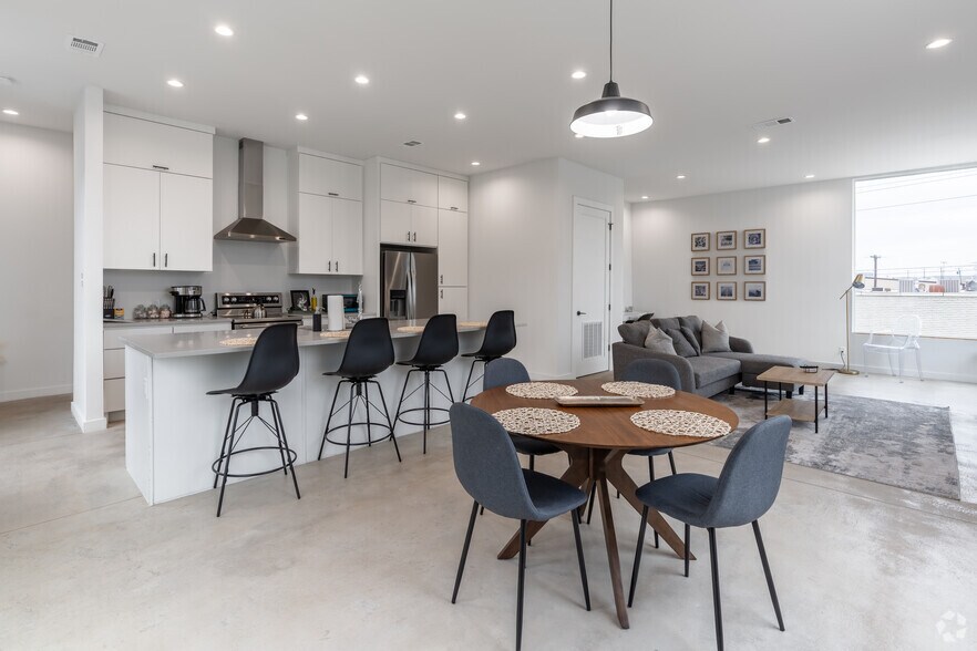 More Photos Of 707 W Commerce St, Dallas Apartments For Sale