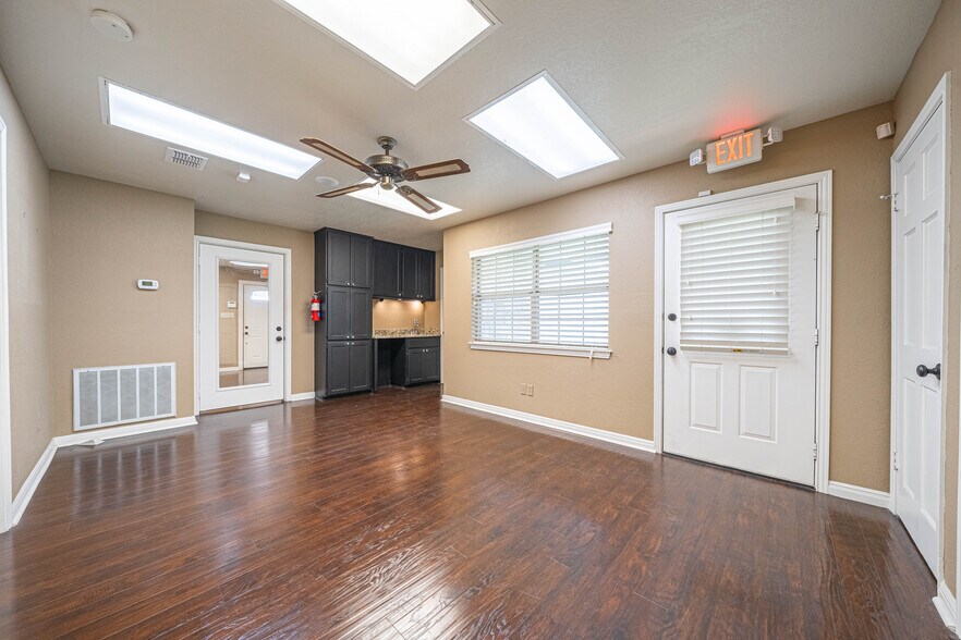 More Photos Of 104 Medical Dr, Boerne Office For Lease