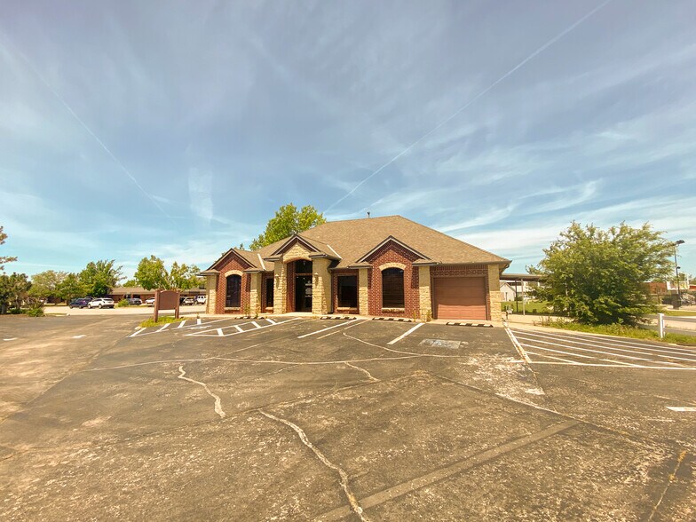 More Photos Of 2400 Palmer Cir, Norman Medical For Lease