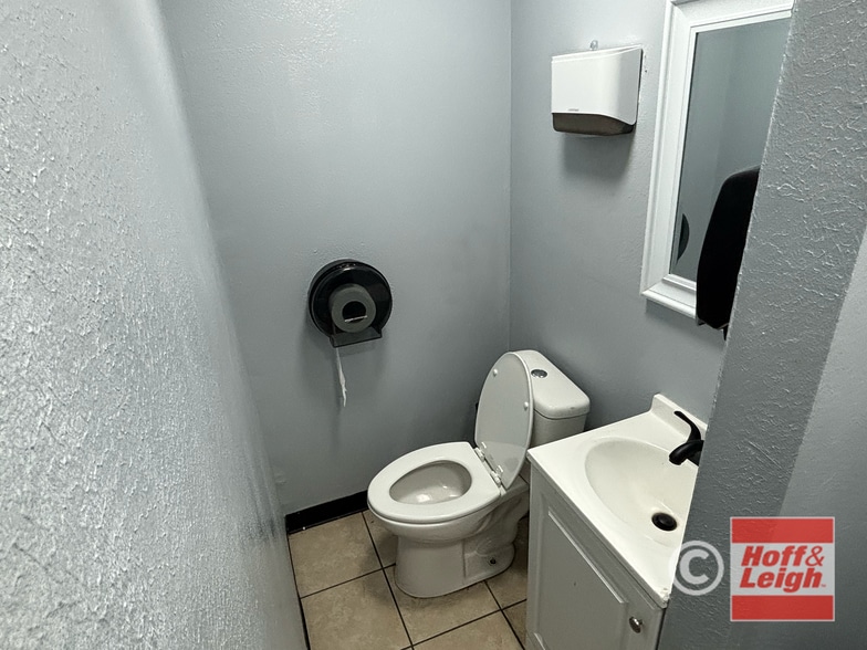 More Photos Of 2414 East Ave, Akron Auto Dealership For Lease