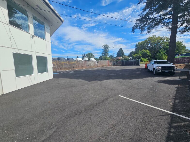 More Photos Of 5833 NE Portland Hwy, Portland Flex For Sale