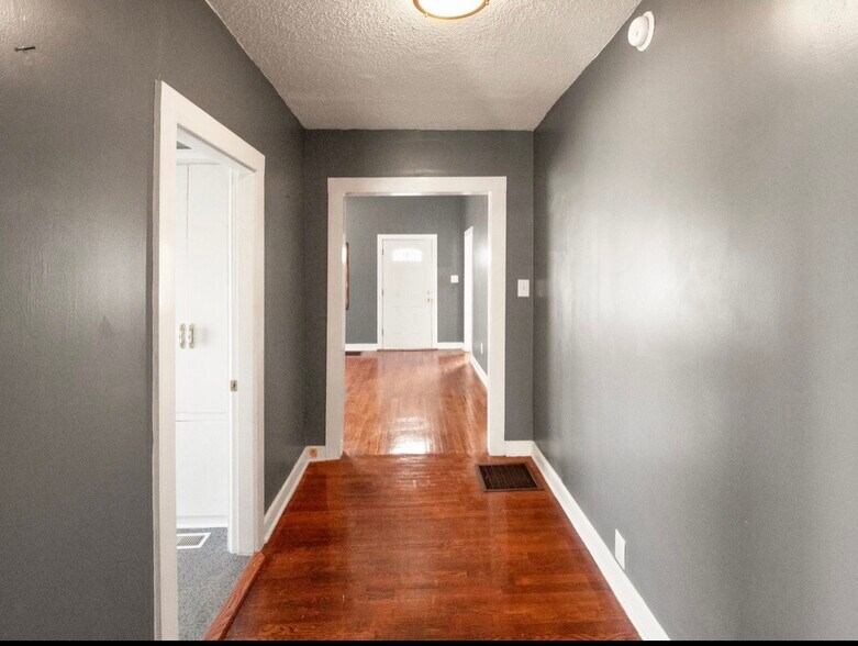 More Photos Of 615 E Main St, Scottsville Flex For Sale