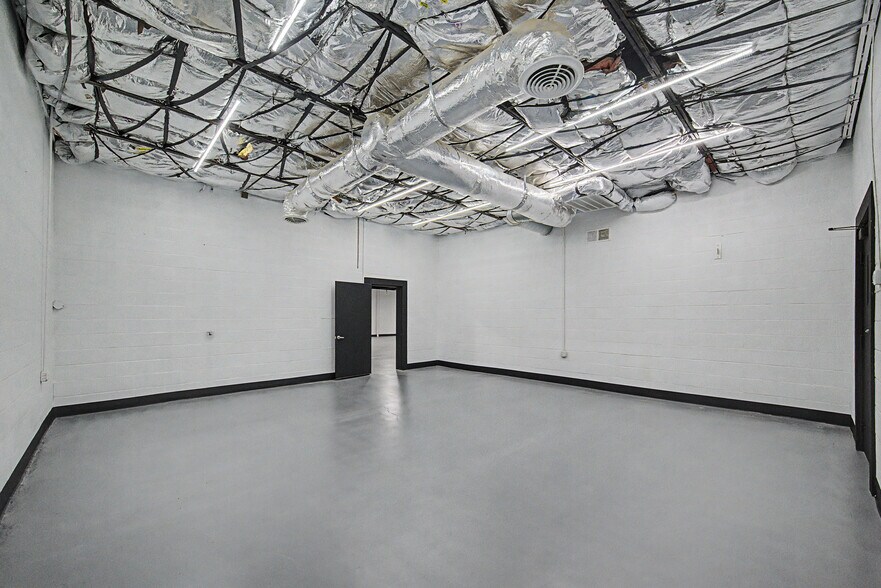 More Photos Of 6115 Skyline Dr, Houston Warehouse For Lease