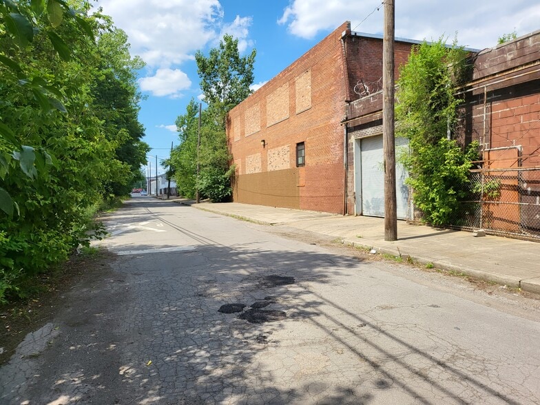 More Photos Of 139 S Summit St, Detroit Warehouse For Sale