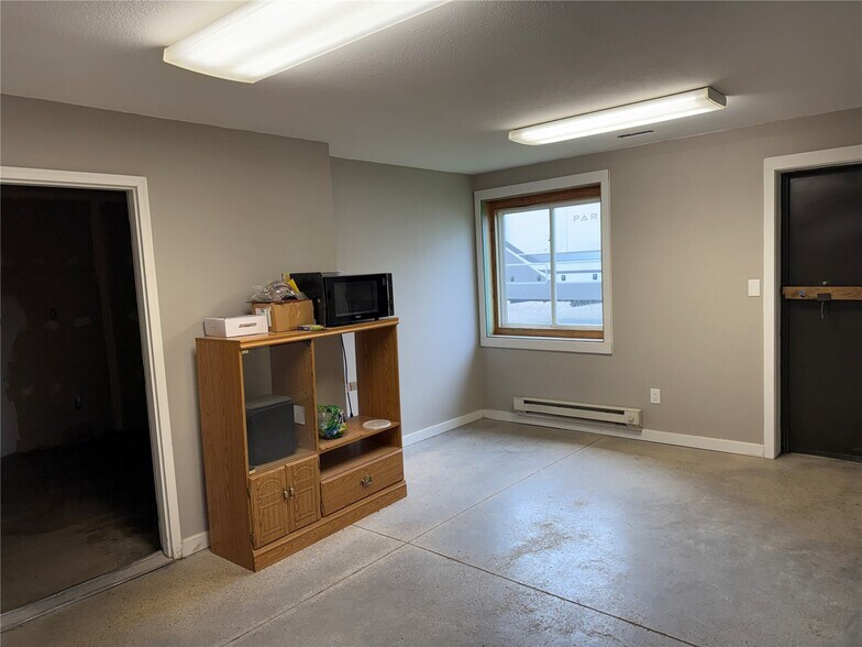 More Photos Of 4299 Lewis Access Rd, Center Point Warehouse For Lease