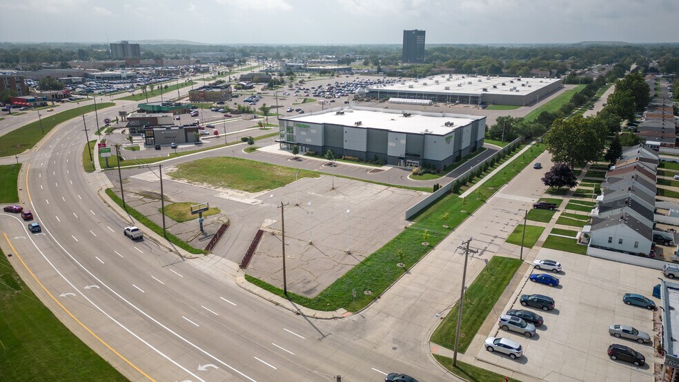 More Photos Of 16100 Fort St, Southgate Self Storage For Sale