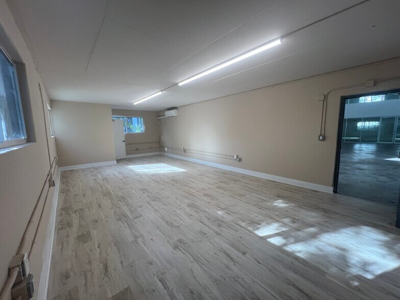 More Photos Of 6240 NE 4th Ct, Miami Showroom For Lease