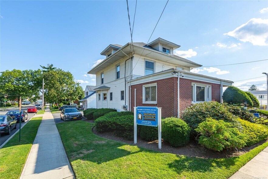 More Photos Of 330 Winthrop St, Westbury Office For Sale