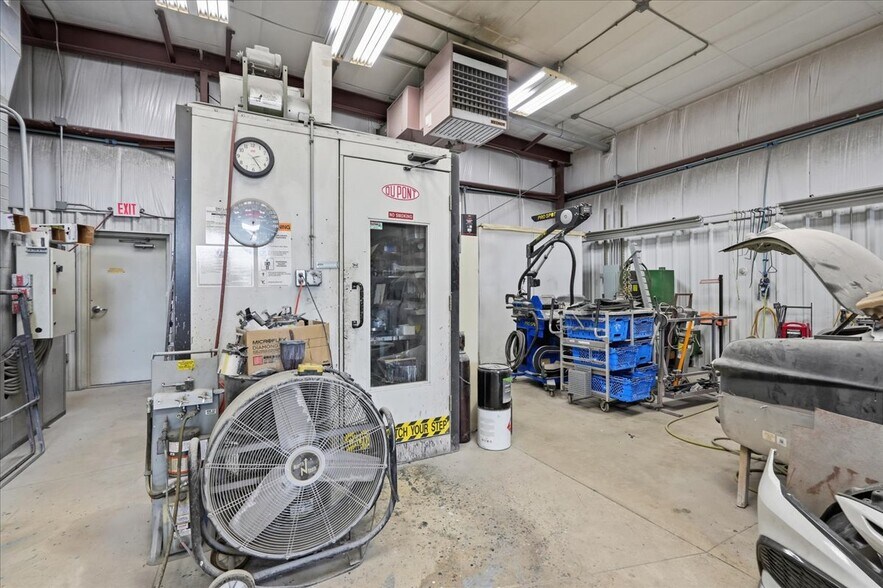 More Photos Of 590 Commercial Ave, Waterloo Auto Repair For Sale
