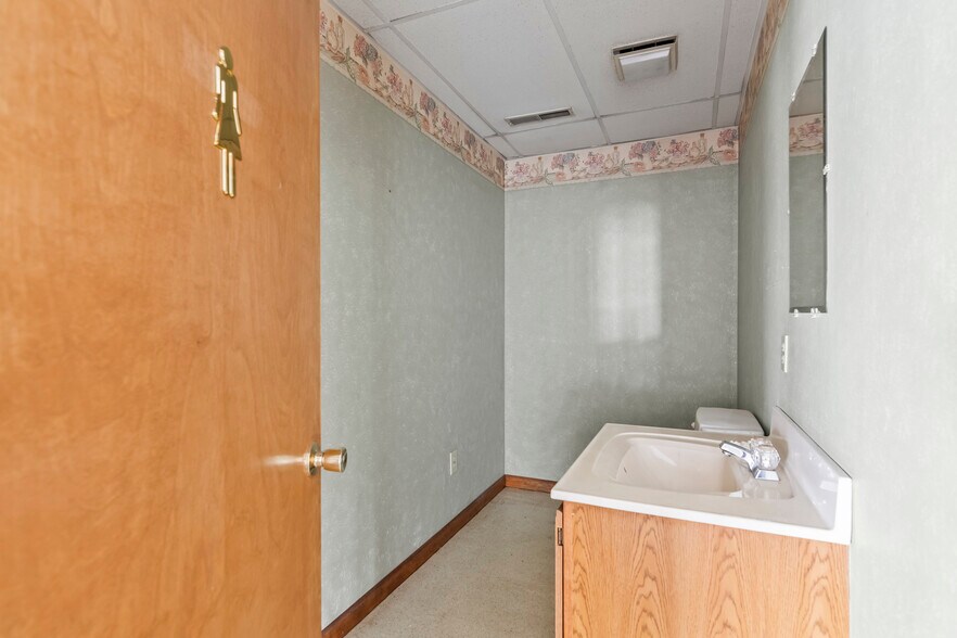 More Photos Of 222 W Main Cross St, Taylorville Showroom For Sale