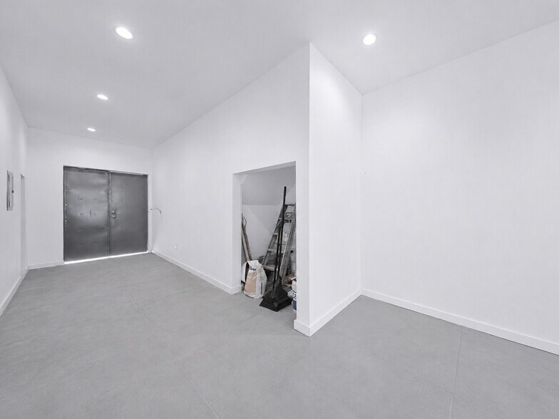 More Photos Of 14426 Friar St, Van Nuys Storefront For Sale