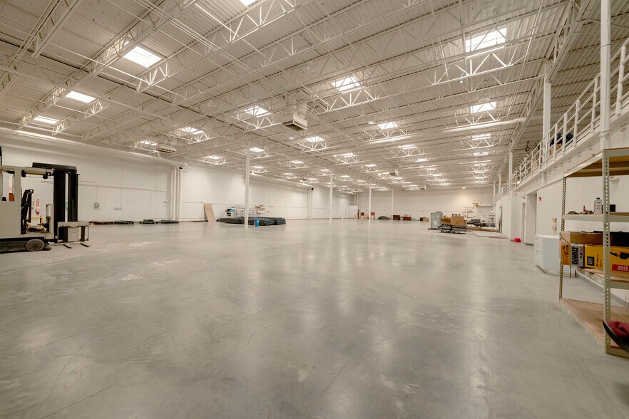 More Photos Of 1551 Corporate Dr, Irving Warehouse For Lease