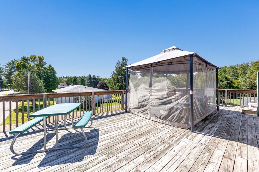 More Photos Of 633 Bissell St, White Lake General Retail For Sale
