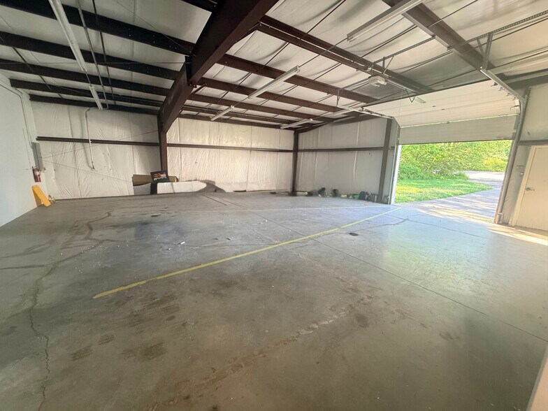 More Photos Of 615-619 Commerce Rd, Richmond Office For Lease