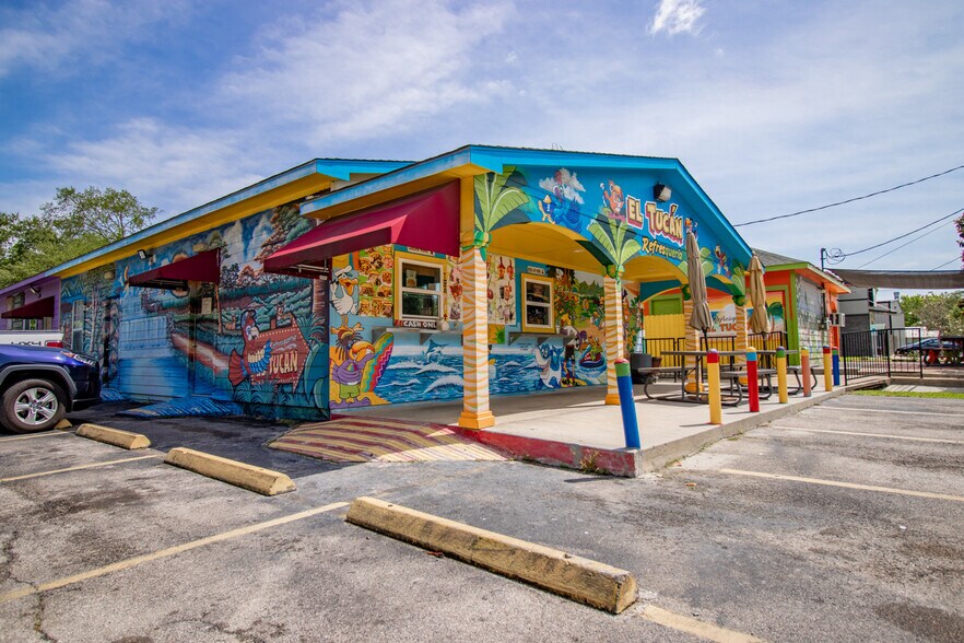 More Photos Of 518 Mill Ave, Conroe General Retail For Sale