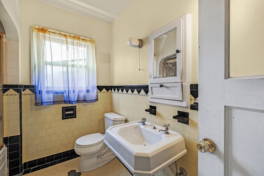 More Photos Of 1755 Washington Ave, San Leandro Bar For Sale